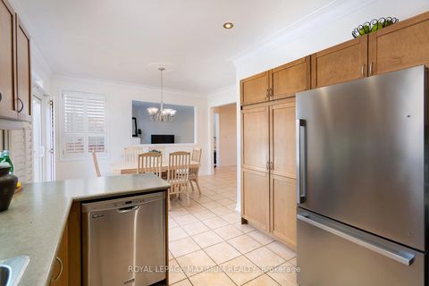 Photo 9 at 41 Tavio Way, Sonoma Heights, Vaughan