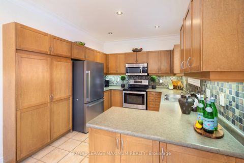 Photo 10 at 41 Tavio Way, Sonoma Heights, Vaughan