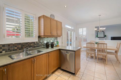 Photo 11 at 41 Tavio Way, Sonoma Heights, Vaughan