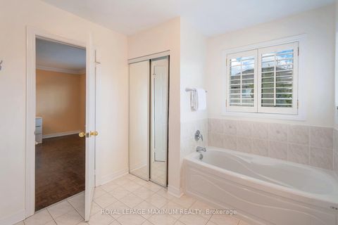 Photo 23 at 41 Tavio Way, Sonoma Heights, Vaughan