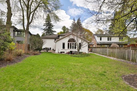 Photo 2 at 11 Cranleigh Court, Humber Valley, Toronto