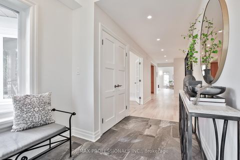 Photo 3 at 11 Cranleigh Court, Humber Valley, Toronto