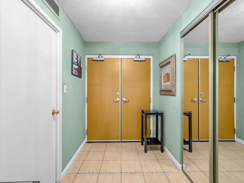 Photo 2 at Th. 2 - 188 Spadina Avenue, Chinatown, Toronto