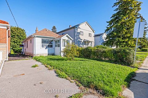 Photo 2 at 18 Glasgow Avenue, Birchmount, Toronto