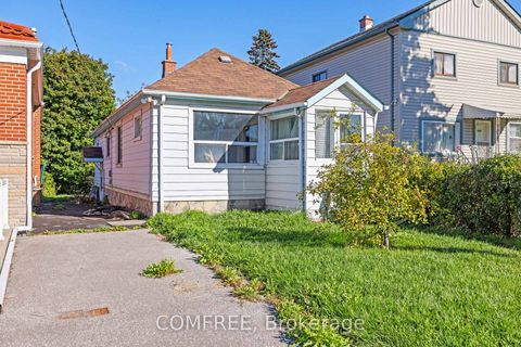 Photo 3 at 18 Glasgow Avenue, Birchmount, Toronto
