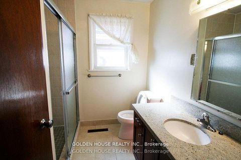 Photo 15 at 260 Moore Park Avenue, Newtonbrook West, Toronto