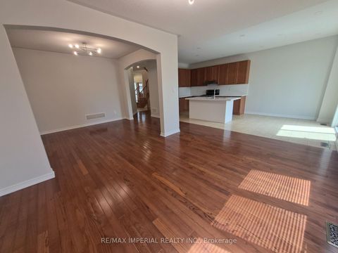 Photo 4 at 29 Mansard Drive, Jefferson, Richmond Hill