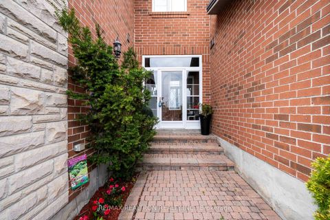 Photo 1 at 36 Edgemont Court, Westbrook, Richmond Hill