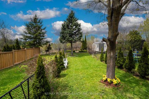 Photo 2 at 36 Edgemont Court, Westbrook, Richmond Hill