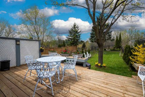 Photo 3 at 36 Edgemont Court, Westbrook, Richmond Hill