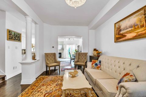 Photo 4 at 36 Edgemont Court, Westbrook, Richmond Hill
