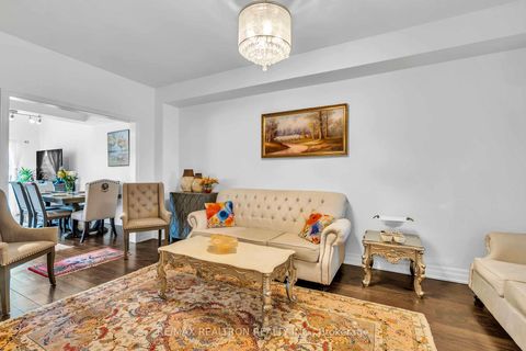 Photo 5 at 36 Edgemont Court, Westbrook, Richmond Hill