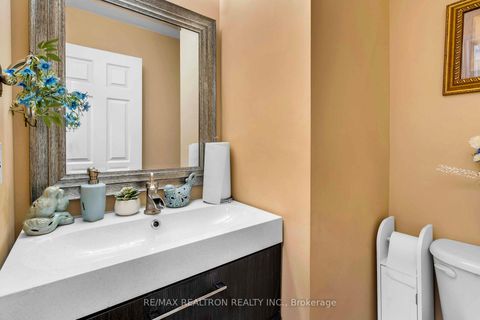 Photo 8 at 36 Edgemont Court, Westbrook, Richmond Hill