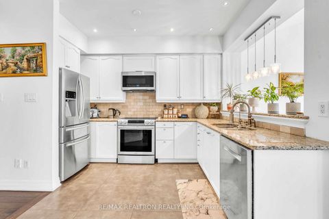 Photo 9 at 36 Edgemont Court, Westbrook, Richmond Hill