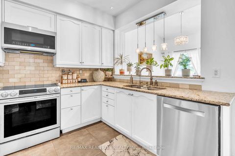 Photo 10 at 36 Edgemont Court, Westbrook, Richmond Hill