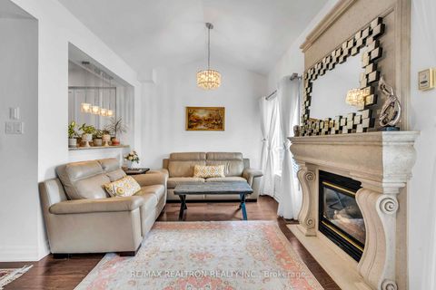 Photo 12 at 36 Edgemont Court, Westbrook, Richmond Hill
