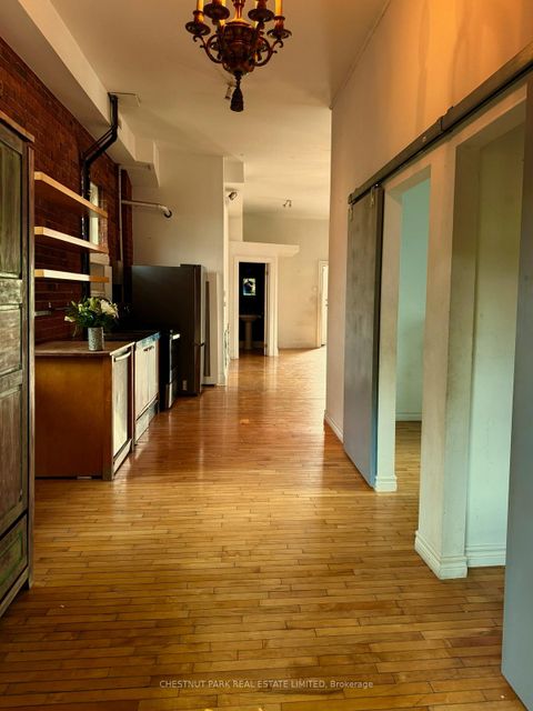 Photo 2 at 156 Sussex Mews, University, Toronto