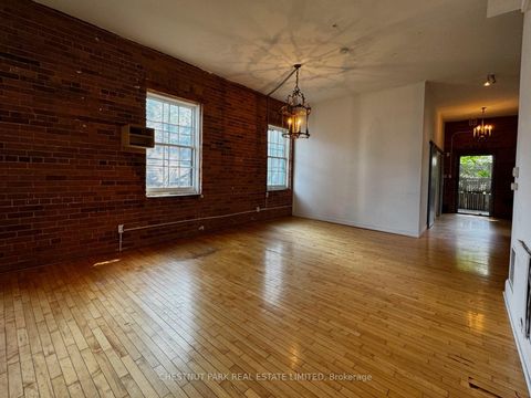 Photo 3 at 156 Sussex Mews, University, Toronto