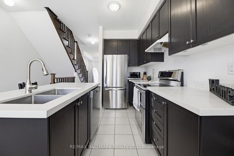 Photo 2 at 60 Belanger Crescent, Birchmount, Toronto
