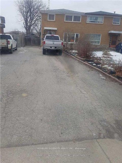 Photo 2 at 7585 Wrenwood Crescent, Malton, Mississauga