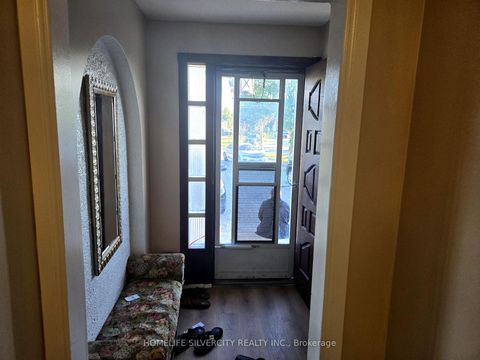 Photo 3 at 7585 Wrenwood Crescent, Malton, Mississauga