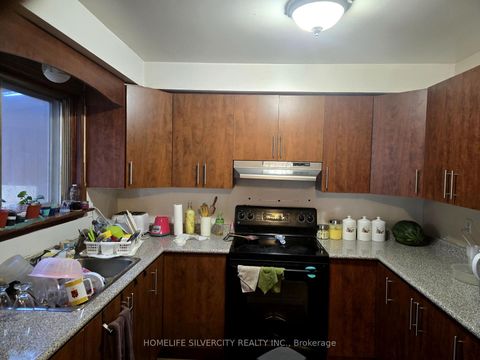 Photo 4 at 7585 Wrenwood Crescent, Malton, Mississauga
