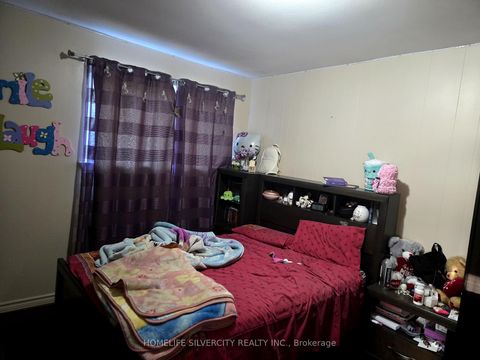 Photo 14 at 7585 Wrenwood Crescent, Malton, Mississauga