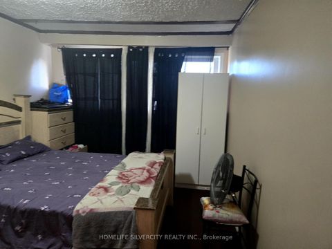 Photo 17 at 7585 Wrenwood Crescent, Malton, Mississauga