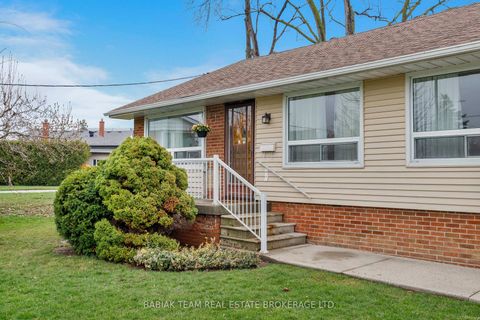 Photo 2 at 9 Camborne Avenue, CFB, Toronto