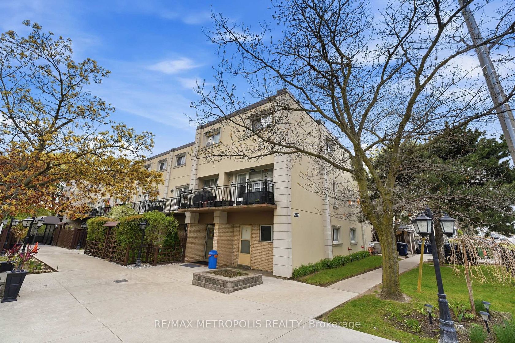 205 - 5877 Bathurst Street, Newtonbrook West, Toronto photo number 2