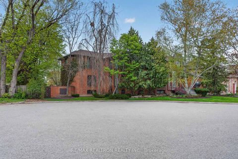 Photo 2 at 15 Sunforest Court, Newtonbrook West, Toronto
