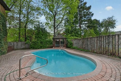 Photo 4 at 15 Sunforest Court, Newtonbrook West, Toronto