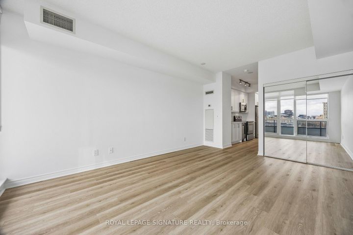 Photo 6 at 203 - 2885 Bayview Avenue, Bayview Village, Toronto