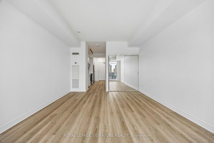 Photo 7 at 203 - 2885 Bayview Avenue, Bayview Village, Toronto