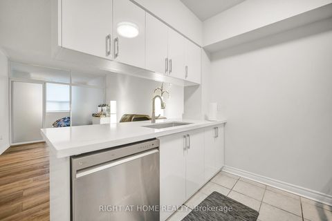 Photo 18 at 107A - 7398 Yonge Street, Yorkhill, Vaughan