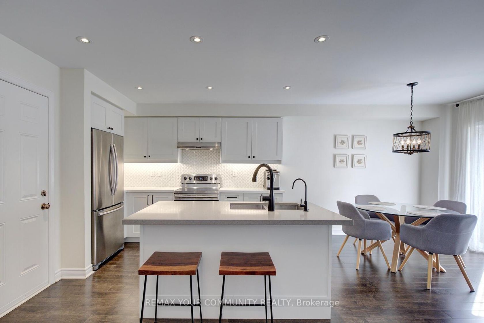32 Black Maple Crescent, Patterson, Vaughan photo 2