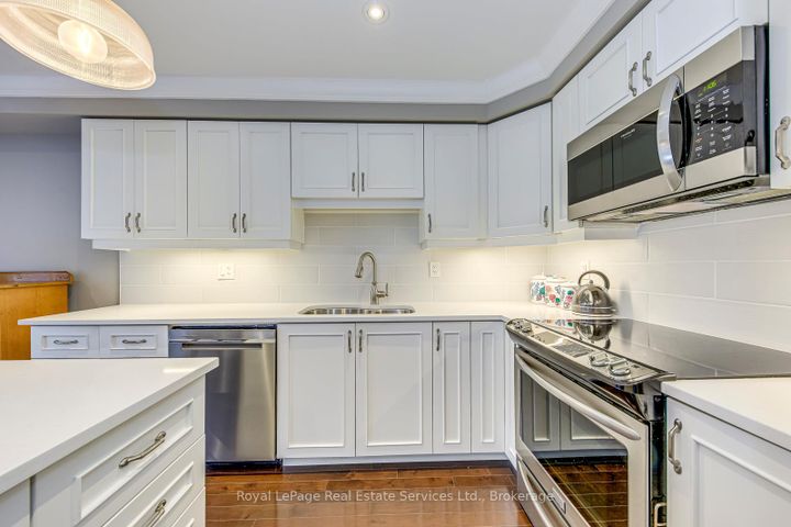 Photo 11 at 33 - 22 Spring Creek Drive, Waterdown, Hamilton