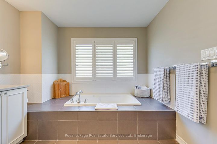 Photo 22 at 33 - 22 Spring Creek Drive, Waterdown, Hamilton