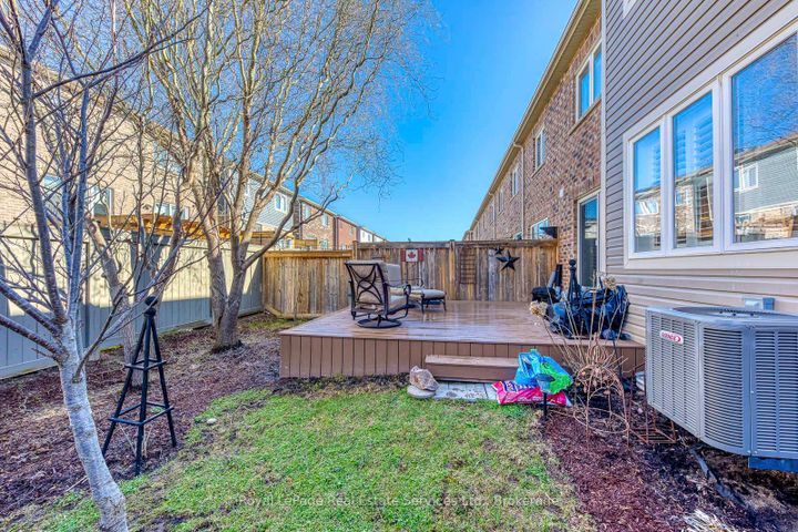 Photo 33 at 33 - 22 Spring Creek Drive, Waterdown, Hamilton