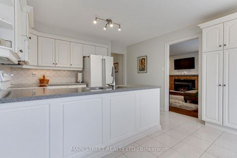 Photo 10 at 21 Chadburn Crescent, Hills of St Andrew, Aurora