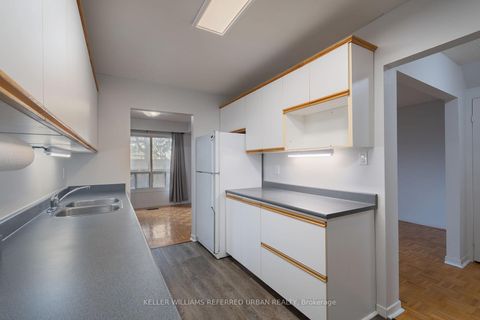 Photo 8 at 37 - 11 Plaisance Road, North Richvale, Richmond Hill