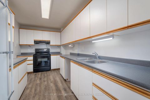 Photo 9 at 37 - 11 Plaisance Road, North Richvale, Richmond Hill