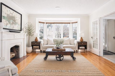 Photo 2 at 3 Glenroy Avenue, Queensway, Toronto