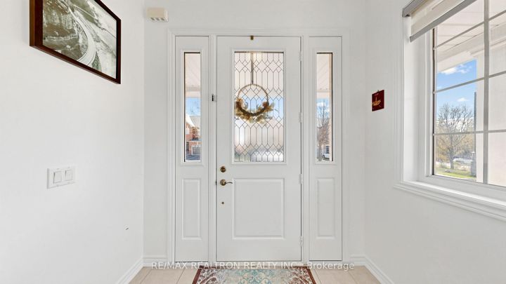 Photo 4 at 75 Gosnel Circle, Bradford, Bradford West Gwillimbury