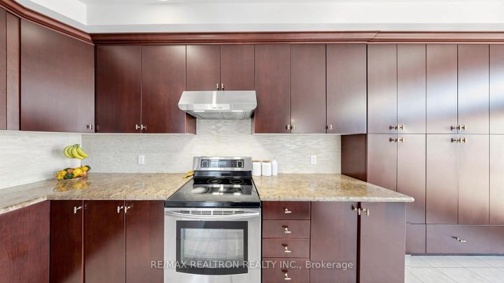 Photo 9 at 75 Gosnel Circle, Bradford, Bradford West Gwillimbury