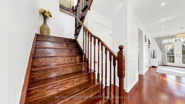 Photo 14 at 75 Gosnel Circle, Bradford, Bradford West Gwillimbury