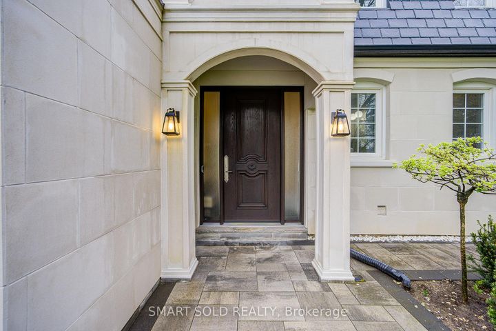 Photo 4 at 4 Knollview Crescent, Bayview Village, Toronto