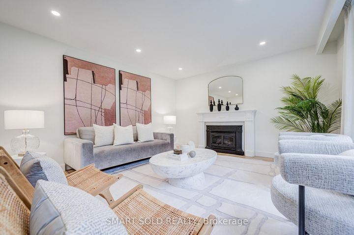 Photo 7 at 4 Knollview Crescent, Bayview Village, Toronto