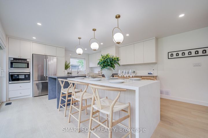 Photo 12 at 4 Knollview Crescent, Bayview Village, Toronto