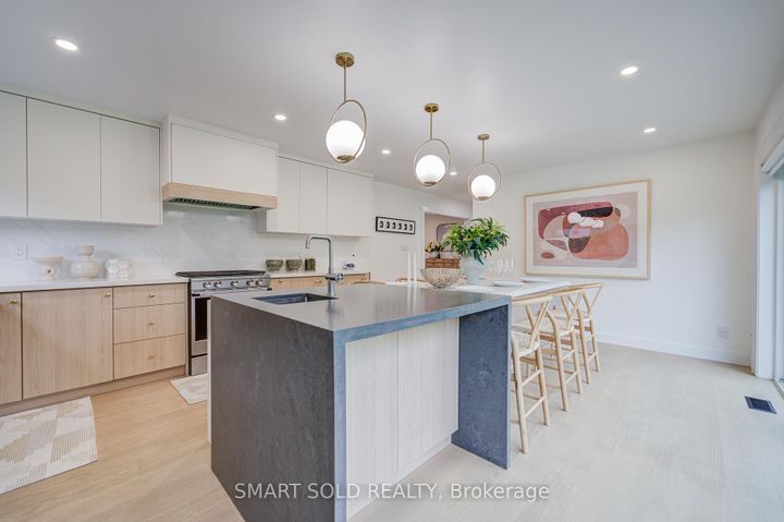 Photo 13 at 4 Knollview Crescent, Bayview Village, Toronto